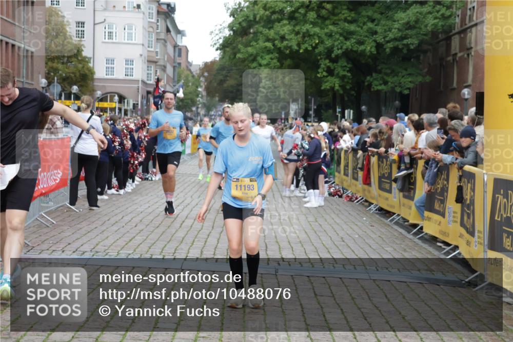 13.09.2026 - Kiel Lauf Yannick Fuchs http://msf.ph/oto/10488076 13.09.2026 10:32:25 Ziel 524, 3170, 3570, 3923, 4079, 4349, 4512, 6435, 7790, 8376, 8878, 11451, 11612, 12071, 12367, 12761, 153, 520, 577, 1239, 1403, 1406, 2389, 2716, 2990, 3353, 4816, 4900, 4903, 5965, 8465, 8489, 8837, 8958, 9438, 10087, 10981, 11193, 11416, 11722, 11927, 11975, 12024, 12058, 12127, 870, 875, 1393, 1612, 1801, 4236, 4393, 4963, 5721, 7471, 7650, 8033, 8621, 8683, 9123, 11299, 11319, 12353, 1981, 5134, 6985, 7375, 8837, 9438, 10768 meine-sportfotos.de