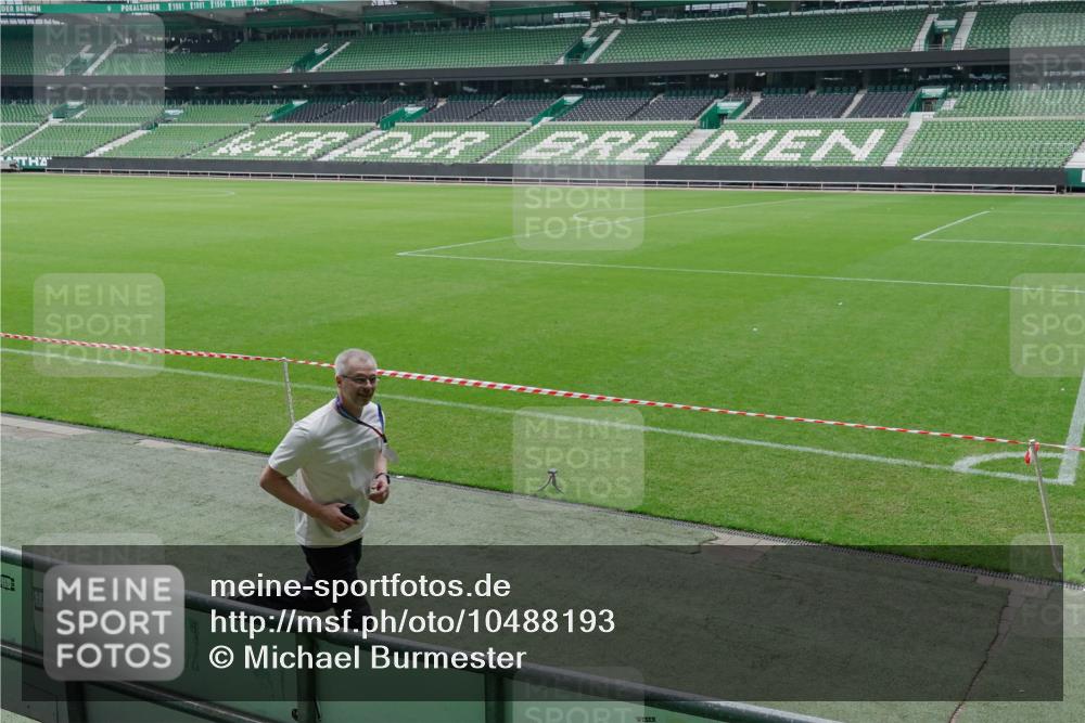 13.09.2026 - 21. swb-Marathon Bremen Michael Burmester http://msf.ph/oto/10488193 13.09.2026 10:02:15 Laufen im Stadion  meine-sportfotos.de
