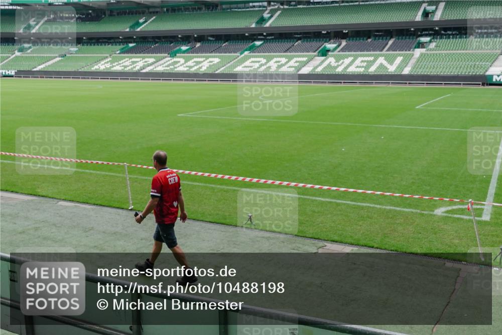 13.09.2026 - 21. swb-Marathon Bremen Michael Burmester http://msf.ph/oto/10488198 13.09.2026 10:06:19 Laufen im Stadion  meine-sportfotos.de