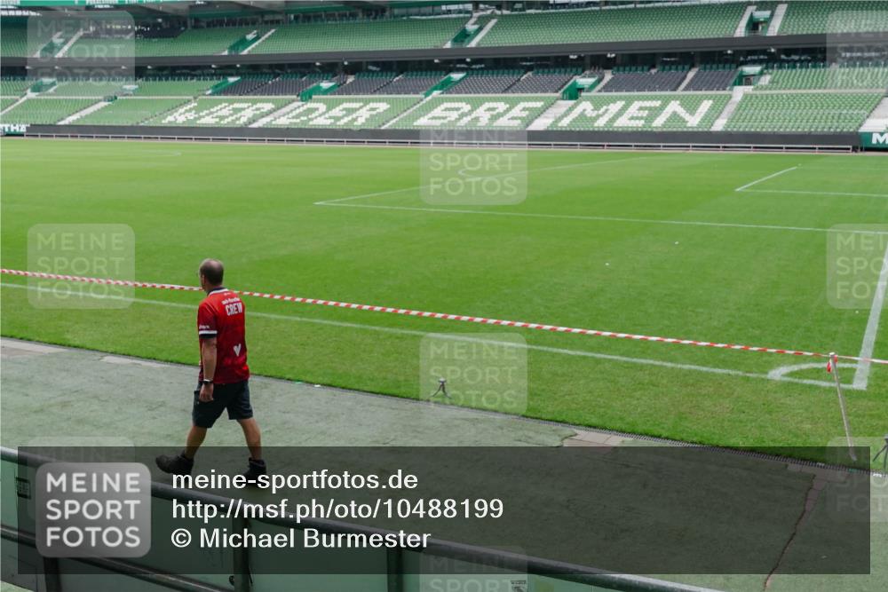 13.09.2026 - 21. swb-Marathon Bremen Michael Burmester http://msf.ph/oto/10488199 13.09.2026 10:06:20 Laufen im Stadion  meine-sportfotos.de