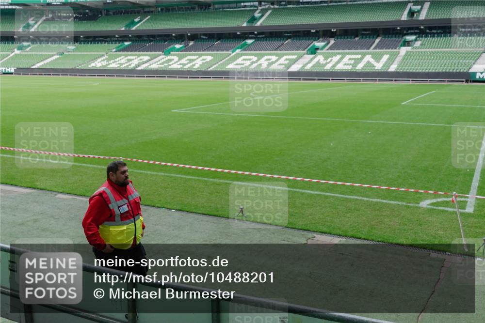 13.09.2026 - 21. swb-Marathon Bremen Michael Burmester http://msf.ph/oto/10488201 13.09.2026 10:11:16 Laufen im Stadion  meine-sportfotos.de