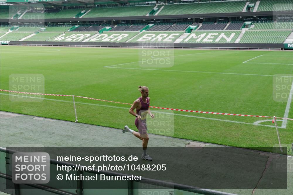 13.09.2026 - 21. swb-Marathon Bremen Michael Burmester http://msf.ph/oto/10488205 13.09.2026 10:14:33 Laufen im Stadion 13525 meine-sportfotos.de
