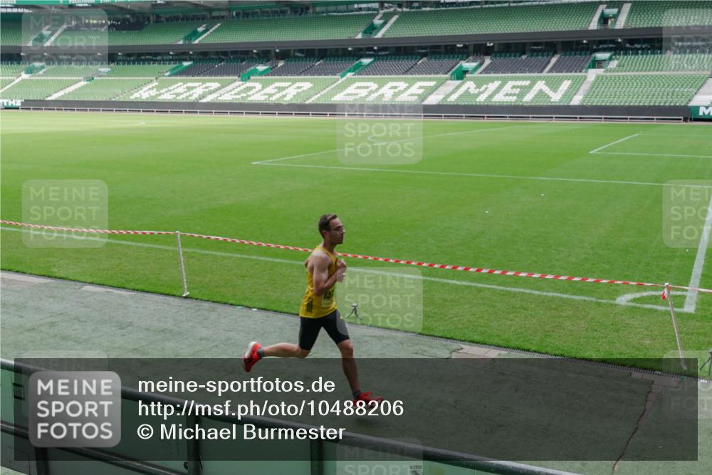 13.09.2026 - 21. swb-Marathon Bremen Michael Burmester http://msf.ph/oto/10488206 13.09.2026 10:14:43 Laufen im Stadion 13525 meine-sportfotos.de