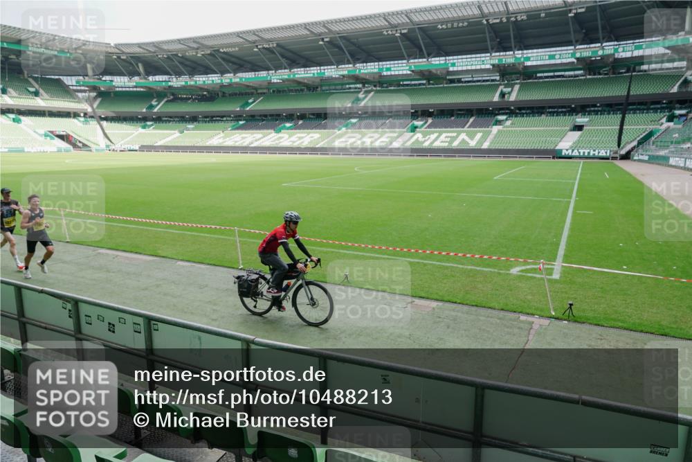 13.09.2026 - 21. swb-Marathon Bremen Michael Burmester http://msf.ph/oto/10488213 13.09.2026 10:15:46 Laufen im Stadion 12272, 13525, 13547, 13567, 13627 meine-sportfotos.de
