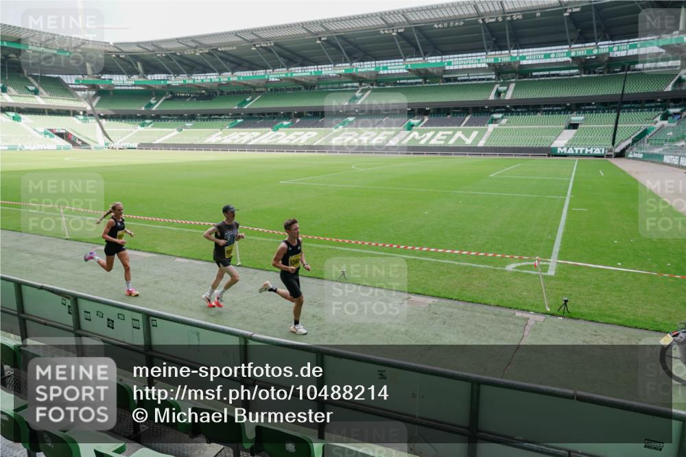 13.09.2026 - 21. swb-Marathon Bremen Michael Burmester http://msf.ph/oto/10488214 13.09.2026 10:15:47 Laufen im Stadion 10597, 12272, 13515, 13525, 13547, 13567, 13627, 13635 meine-sportfotos.de