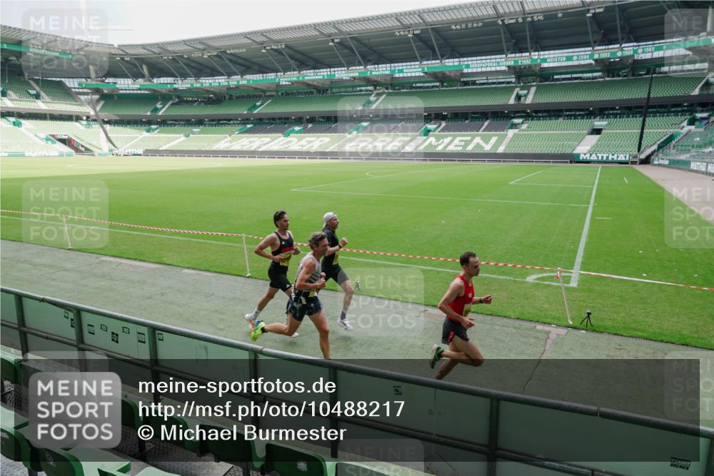 13.09.2026 - 21. swb-Marathon Bremen Michael Burmester http://msf.ph/oto/10488217 13.09.2026 10:15:51 Laufen im Stadion 10597, 12272, 13501, 13515, 13525, 13547, 13567, 13627, 13635 meine-sportfotos.de