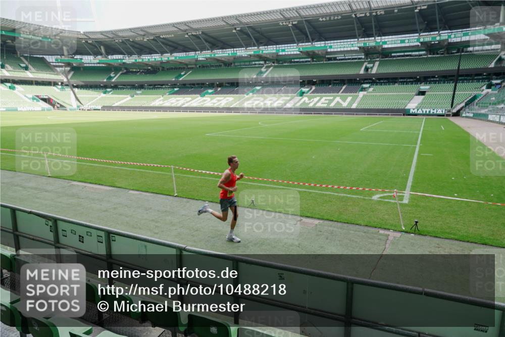 13.09.2026 - 21. swb-Marathon Bremen Michael Burmester http://msf.ph/oto/10488218 13.09.2026 10:15:54 Laufen im Stadion 10597, 12272, 13501, 13515, 13525, 13547, 13567, 13627, 13635 meine-sportfotos.de
