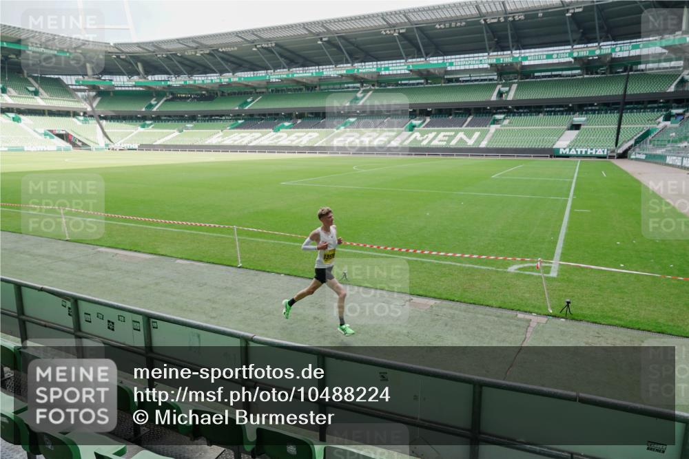 13.09.2026 - 21. swb-Marathon Bremen Michael Burmester http://msf.ph/oto/10488224 13.09.2026 10:16:18 Laufen im Stadion 10597, 12272, 13501, 13510, 13515, 13517, 13525, 13542, 13547, 13567, 13579, 13623, 13627, 13635 meine-sportfotos.de