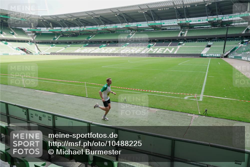 13.09.2026 - 21. swb-Marathon Bremen Michael Burmester http://msf.ph/oto/10488225 13.09.2026 10:16:21 Laufen im Stadion 10597, 12272, 13501, 13510, 13515, 13517, 13525, 13542, 13547, 13567, 13579, 13623, 13627, 13635 meine-sportfotos.de