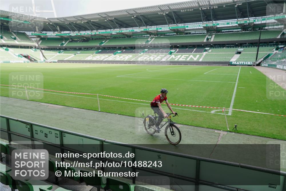 13.09.2026 - 21. swb-Marathon Bremen Michael Burmester http://msf.ph/oto/10488243 13.09.2026 10:17:43 Laufen im Stadion 10597, 12272, 12457, 12458, 13501, 13504, 13510, 13515, 13517, 13522, 13542, 13543, 13547, 13554, 13561, 13567, 13569, 13571, 13572, 13576, 13579, 13582, 13602, 13603, 13604, 13623, 13630, 13635, 13643 meine-sportfotos.de