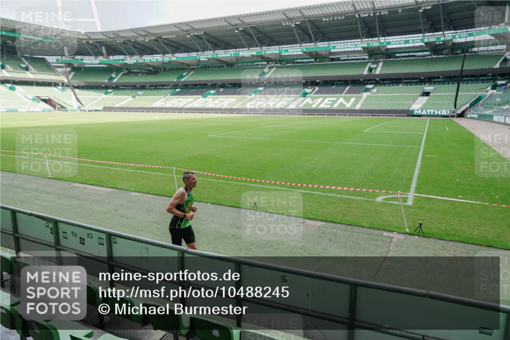 13.09.2026 - 21. swb-Marathon Bremen Michael Burmester http://msf.ph/oto/10488245 13.09.2026 10:17:54 Laufen im Stadion 10597, 12457, 12458, 13501, 13504, 13510, 13515, 13517, 13522, 13533, 13536, 13542, 13543, 13554, 13561, 13567, 13569, 13571, 13572, 13573, 13576, 13579, 13582, 13602, 13603, 13604, 13623, 13630, 13632, 13635, 13643, 13525 meine-sportfotos.de