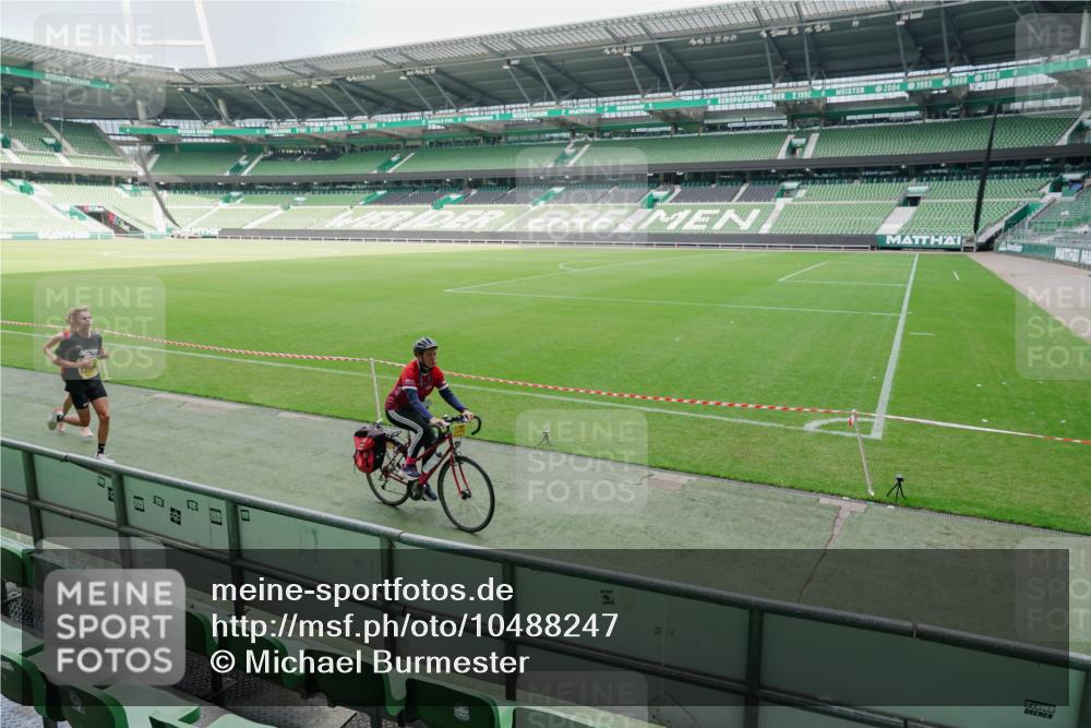 13.09.2026 - 21. swb-Marathon Bremen Michael Burmester http://msf.ph/oto/10488247 13.09.2026 10:18:00 Laufen im Stadion 12457, 12458, 13501, 13504, 13510, 13517, 13522, 13533, 13536, 13542, 13543, 13554, 13561, 13564, 13569, 13571, 13572, 13573, 13576, 13579, 13582, 13602, 13603, 13604, 13623, 13630, 13632, 13638, 13639, 13643, 13525 meine-sportfotos.de