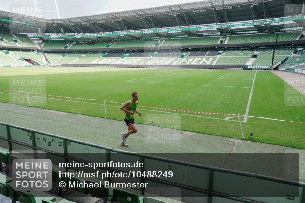 13.09.2026 - 21. swb-Marathon Bremen Michael Burmester http://msf.ph/oto/10488249 13.09.2026 10:18:06 Laufen im Stadion 12457, 12458, 13504, 13510, 13517, 13522, 13533, 13534, 13536, 13542, 13543, 13554, 13561, 13564, 13569, 13571, 13572, 13573, 13576, 13579, 13582, 13599, 13602, 13603, 13604, 13618, 13623, 13630, 13632, 13638, 13639, 13643, 13525 meine-sportfotos.de