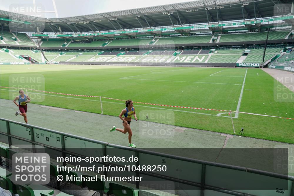 13.09.2026 - 21. swb-Marathon Bremen Michael Burmester http://msf.ph/oto/10488250 13.09.2026 10:18:09 Laufen im Stadion 12457, 12458, 13504, 13510, 13517, 13522, 13533, 13534, 13536, 13542, 13543, 13554, 13561, 13564, 13569, 13571, 13572, 13573, 13576, 13579, 13582, 13599, 13602, 13603, 13604, 13618, 13623, 13630, 13632, 13638, 13639, 13643, 13525 meine-sportfotos.de