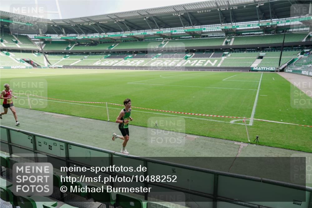 13.09.2026 - 21. swb-Marathon Bremen Michael Burmester http://msf.ph/oto/10488252 13.09.2026 10:18:15 Laufen im Stadion 12457, 12458, 13504, 13510, 13517, 13522, 13533, 13534, 13536, 13542, 13543, 13550, 13554, 13561, 13564, 13569, 13571, 13572, 13573, 13576, 13579, 13581, 13582, 13599, 13602, 13603, 13604, 13618, 13622, 13623, 13630, 13632, 13638, 13639, 13643, 13525, 13627 meine-sportfotos.de