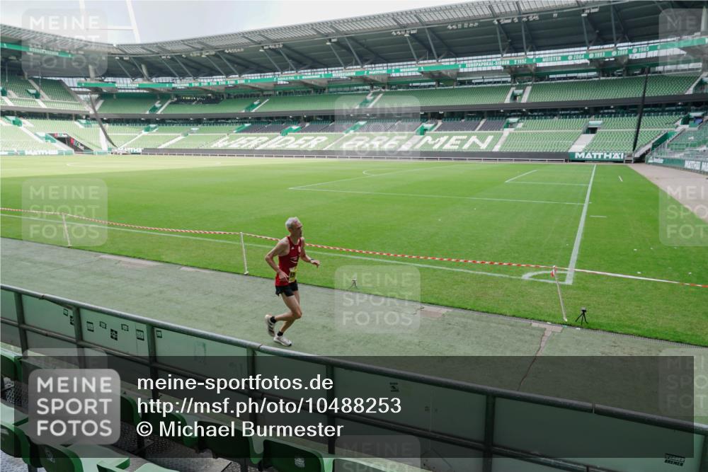13.09.2026 - 21. swb-Marathon Bremen Michael Burmester http://msf.ph/oto/10488253 13.09.2026 10:18:16 Laufen im Stadion 12457, 12458, 13504, 13510, 13517, 13522, 13533, 13534, 13536, 13542, 13543, 13550, 13554, 13561, 13564, 13569, 13571, 13572, 13573, 13576, 13579, 13581, 13582, 13599, 13602, 13603, 13604, 13618, 13622, 13623, 13630, 13632, 13638, 13639, 13643, 13525, 13627 meine-sportfotos.de