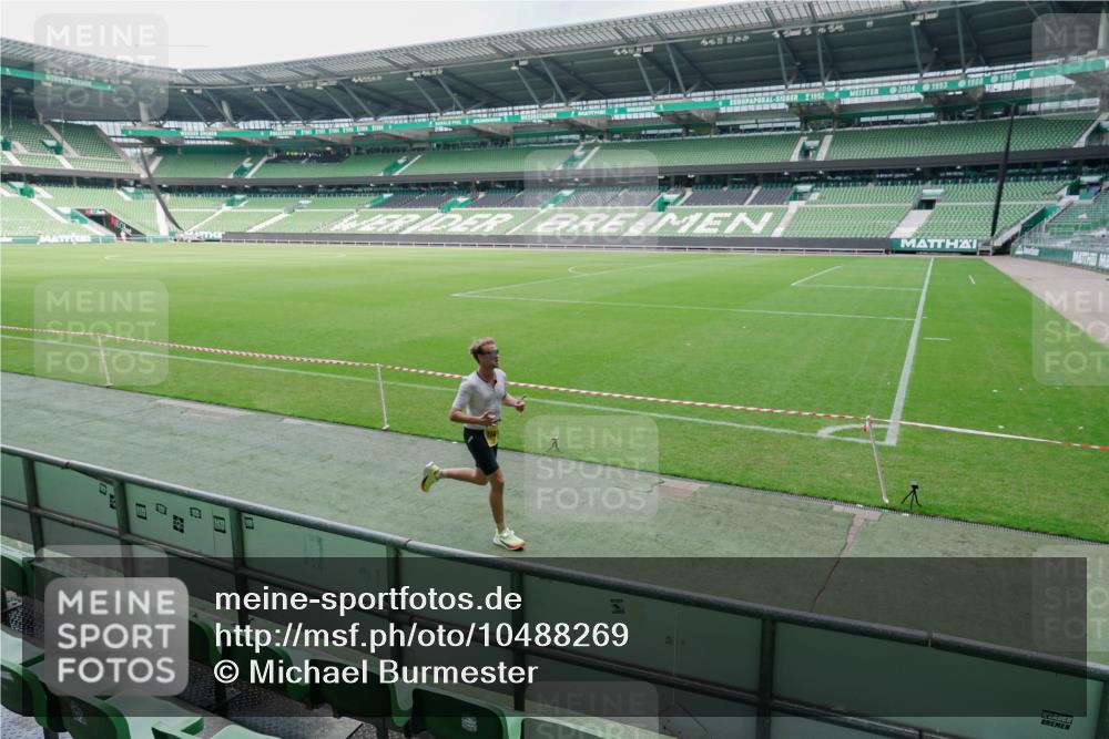13.09.2026 - 21. swb-Marathon Bremen Michael Burmester http://msf.ph/oto/10488269 13.09.2026 10:19:32 Laufen im Stadion 10366, 10475, 10994, 11197, 11418, 11481, 11512, 11652, 12358, 12413, 12457, 13505, 13530, 13533, 13534, 13536, 13540, 13541, 13543, 13550, 13554, 13560, 13564, 13571, 13573, 13581, 13582, 13599, 13601, 13602, 13605, 13610, 13618, 13622, 13632, 13633, 13638, 13639, 13643, 10597, 12272, 13501, 13515, 13517, 13525, 13542, 13547, 13567, 13623, 13627, 13635 meine-sportfotos.de