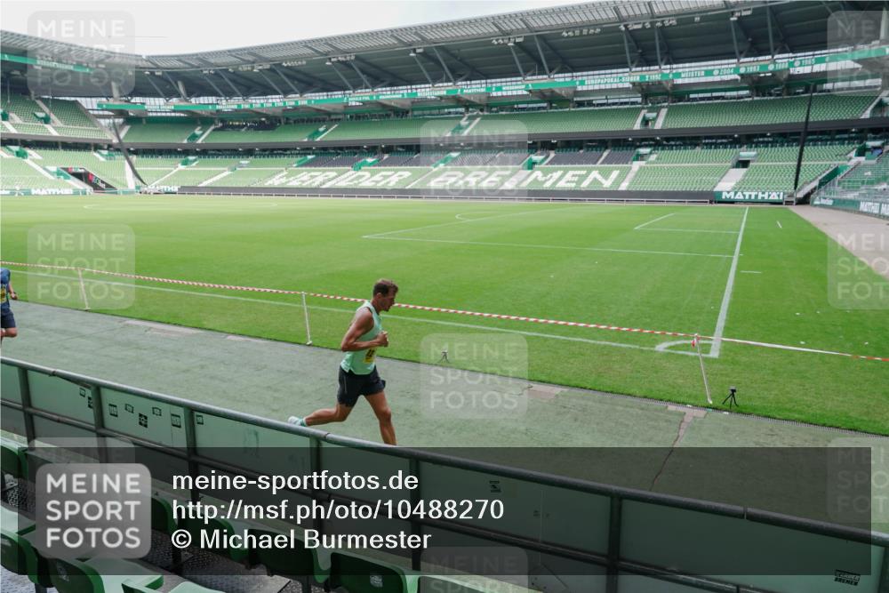 13.09.2026 - 21. swb-Marathon Bremen Michael Burmester http://msf.ph/oto/10488270 13.09.2026 10:19:34 Laufen im Stadion 10366, 10475, 10994, 11197, 11418, 11481, 11512, 11652, 12358, 12413, 13505, 13530, 13533, 13534, 13536, 13540, 13541, 13543, 13550, 13554, 13560, 13564, 13571, 13573, 13581, 13582, 13599, 13601, 13602, 13605, 13610, 13618, 13622, 13632, 13633, 13638, 13639, 13643, 10597, 12272, 13501, 13515, 13517, 13525, 13542, 13547, 13567, 13623, 13627, 13635 meine-sportfotos.de