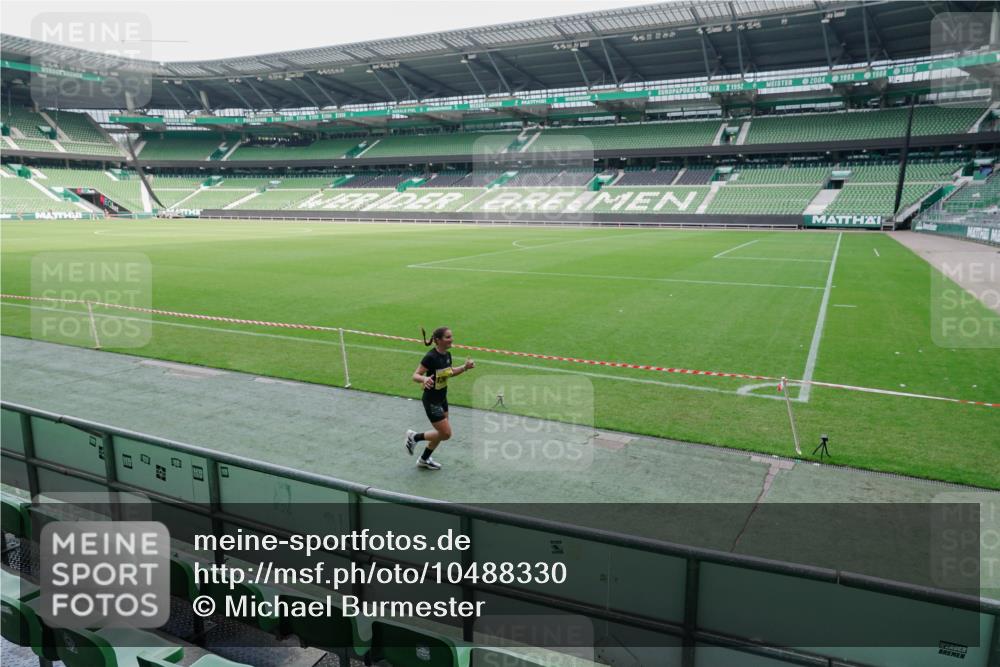 13.09.2026 - 21. swb-Marathon Bremen Michael Burmester http://msf.ph/oto/10488330 13.09.2026 10:22:37 Laufen im Stadion 10244, 10302, 10441, 10575, 10926, 11083, 11127, 11142, 11198, 11227, 11338, 11454, 11619, 11721, 11738, 11854, 11916, 11944, 12003, 12053, 12209, 12339, 12370, 12395, 12456, 12520, 12538, 13507, 13513, 13519, 13535, 13539, 13548, 13551, 13553, 13556, 13559, 13563, 13568, 13575, 13584, 13587, 13606, 13608, 13616, 13636, 13641, 10366, 10475, 11481, 11652, 12457, 13530, 13533, 13534, 13536, 13541, 13543, 13550, 13554, 13564 meine-sportfotos.de