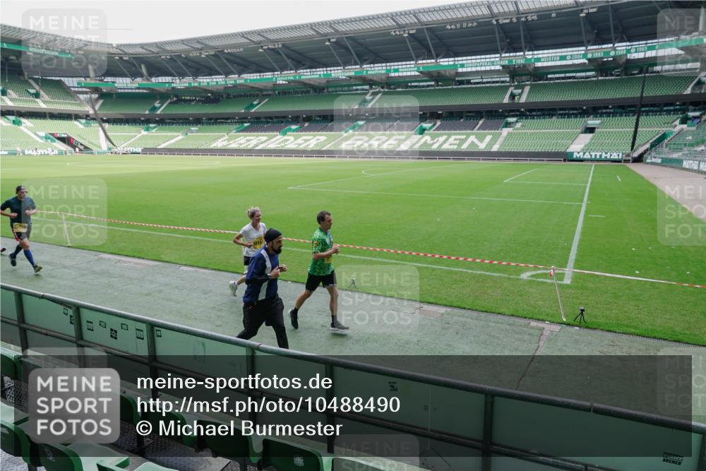 13.09.2026 - 21. swb-Marathon Bremen Michael Burmester http://msf.ph/oto/10488490 13.09.2026 10:28:28 Laufen im Stadion 10142, 10170, 10183, 10189, 10200, 10223, 10231, 10267, 10269, 10270, 10293, 10294, 10310, 10316, 10329, 10348, 10393, 10421, 10489, 10508, 10514, 10525, 10538, 10544, 10566, 10594, 10638, 10655, 10709, 10739, 10763, 10770, 10814, 10835, 10840, 10846, 10860, 10876, 10897, 10898, 10910, 10917, 10923, 10956, 10993, 11005, 11007, 11018, 11035, 11058, 11060, 11076, 11087, 11092, 11110, 11111, 11148, 11196 meine-sportfotos.de