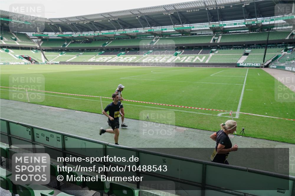 13.09.2026 - 21. swb-Marathon Bremen Michael Burmester http://msf.ph/oto/10488543 13.09.2026 10:29:35 Laufen im Stadion 10162, 10170, 10183, 10193, 10200, 10218, 10233, 10253, 10267, 10270, 10294, 10316, 10334, 10348, 10381, 10392, 10421, 10426, 10452, 10467, 10515, 10525, 10537, 10538, 10544, 10585, 10588, 10641, 10652, 10655, 10709, 10734, 10739, 10761, 10763, 10764, 10770, 10780, 10808, 10825, 10827, 10835, 10837, 10840, 10876, 10887, 10906, 10910, 10923, 10966, 10984, 10993, 11002, 11005, 11007, 11018, 11035, 11058, 11087, 11092, 11109, 11128 meine-sportfotos.de