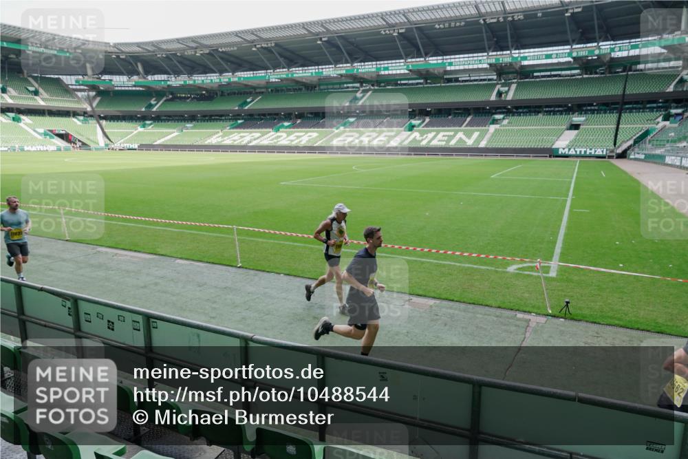 13.09.2026 - 21. swb-Marathon Bremen Michael Burmester http://msf.ph/oto/10488544 13.09.2026 10:29:36 Laufen im Stadion 10162, 10170, 10183, 10193, 10200, 10218, 10233, 10253, 10267, 10270, 10294, 10316, 10334, 10348, 10381, 10392, 10421, 10426, 10452, 10467, 10515, 10525, 10537, 10538, 10544, 10585, 10588, 10641, 10652, 10655, 10709, 10734, 10739, 10761, 10763, 10764, 10770, 10780, 10808, 10825, 10827, 10835, 10837, 10840, 10876, 10887, 10906, 10910, 10923, 10966, 10984, 10993, 11002, 11005, 11007, 11018, 11035, 11058, 11087, 11092, 11109, 11128 meine-sportfotos.de