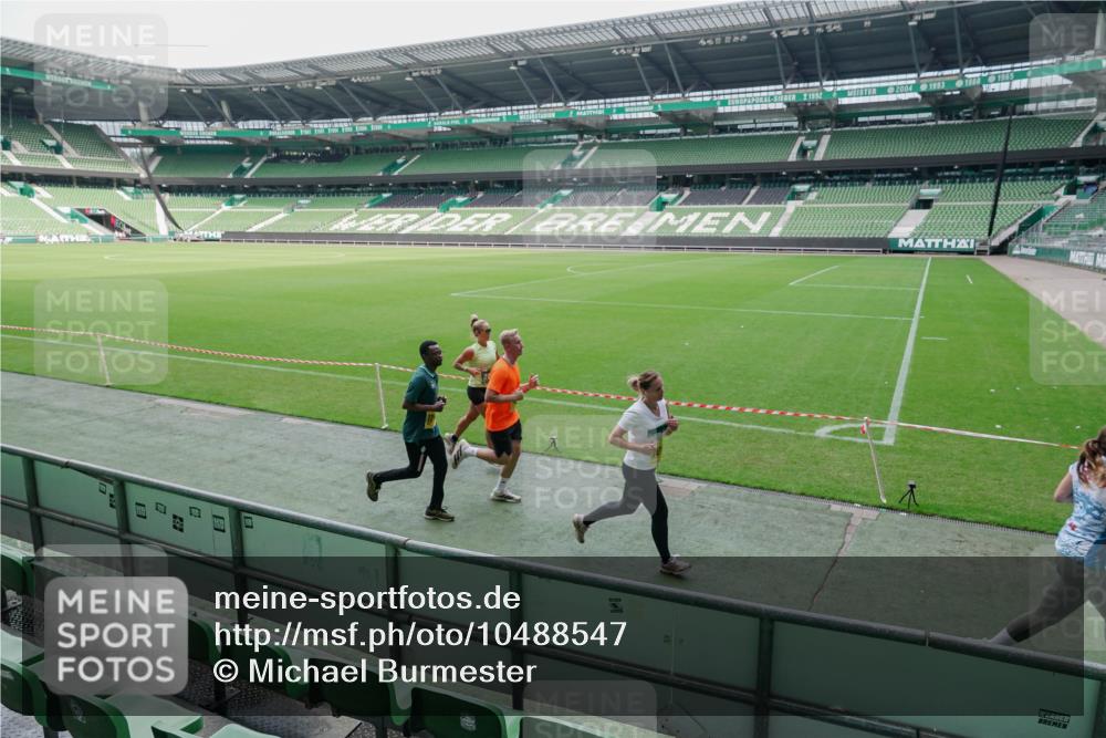 13.09.2026 - 21. swb-Marathon Bremen Michael Burmester http://msf.ph/oto/10488547 13.09.2026 10:29:43 Laufen im Stadion 10162, 10170, 10183, 10193, 10200, 10218, 10233, 10253, 10267, 10294, 10316, 10334, 10348, 10381, 10392, 10421, 10426, 10452, 10467, 10515, 10525, 10537, 10538, 10544, 10585, 10588, 10641, 10652, 10655, 10709, 10734, 10739, 10761, 10763, 10764, 10780, 10808, 10825, 10827, 10835, 10837, 10840, 10862, 10863, 10876, 10884, 10887, 10906, 10910, 10923, 10966, 10984, 10993, 11002, 11005, 11007, 11018, 11035, 11058, 11087, 11109, 11128 meine-sportfotos.de