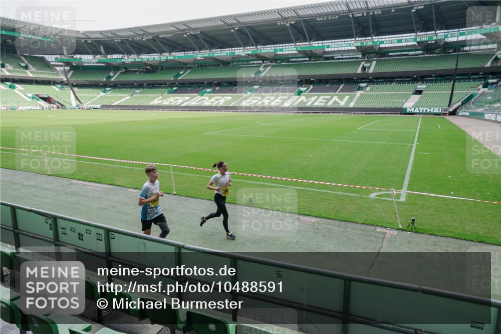 13.09.2026 - 21. swb-Marathon Bremen Michael Burmester http://msf.ph/oto/10488591 13.09.2026 10:30:45 Laufen im Stadion 10141, 10146, 10162, 10174, 10193, 10218, 10222, 10227, 10233, 10253, 10281, 10284, 10304, 10334, 10339, 10359, 10392, 10448, 10452, 10467, 10471, 10478, 10479, 10515, 10537, 10555, 10577, 10579, 10585, 10588, 10589, 10610, 10626, 10641, 10652, 10684, 10685, 10708, 10714, 10734, 10757, 10761, 10764, 10765, 10780, 10808, 10821, 10822, 10825, 10827, 10837, 10838, 10862, 10863, 10884, 10886, 10887, 10906, 10966, 10984, 11002, 11038, 11109, 11128, 11206, 11350 meine-sportfotos.de