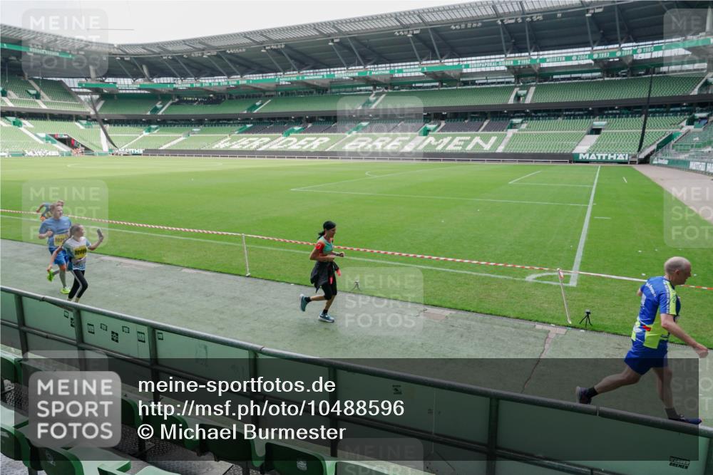 13.09.2026 - 21. swb-Marathon Bremen Michael Burmester http://msf.ph/oto/10488596 13.09.2026 10:30:54 Laufen im Stadion 10141, 10146, 10162, 10174, 10193, 10218, 10222, 10227, 10233, 10253, 10281, 10284, 10304, 10334, 10339, 10359, 10392, 10448, 10452, 10467, 10471, 10478, 10479, 10515, 10529, 10555, 10577, 10579, 10585, 10588, 10589, 10610, 10626, 10641, 10652, 10684, 10685, 10704, 10708, 10714, 10734, 10757, 10761, 10764, 10765, 10780, 10808, 10821, 10822, 10825, 10827, 10837, 10838, 10862, 10863, 10884, 10886, 10887, 10906, 10984, 11002, 11038, 11128, 11206, 11350 meine-sportfotos.de