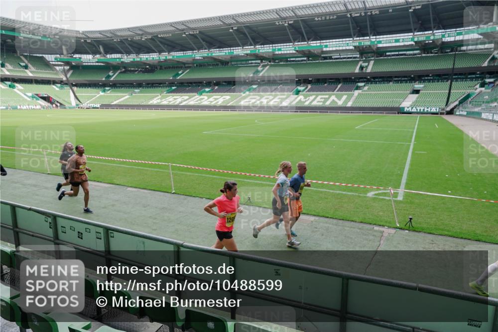 13.09.2026 - 21. swb-Marathon Bremen Michael Burmester http://msf.ph/oto/10488599 13.09.2026 10:30:58 Laufen im Stadion 10141, 10146, 10162, 10174, 10193, 10218, 10222, 10227, 10233, 10253, 10281, 10284, 10304, 10339, 10359, 10392, 10448, 10452, 10467, 10471, 10478, 10479, 10515, 10529, 10555, 10577, 10579, 10585, 10588, 10589, 10610, 10626, 10631, 10641, 10652, 10684, 10685, 10704, 10708, 10714, 10734, 10757, 10761, 10764, 10765, 10780, 10808, 10821, 10822, 10825, 10827, 10837, 10838, 10862, 10863, 10884, 10886, 10887, 10906, 10984, 11002, 11038, 11128, 11206, 11350 meine-sportfotos.de