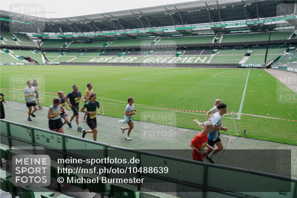 13.09.2026 - 21. swb-Marathon Bremen Michael Burmester http://msf.ph/oto/10488639 13.09.2026 10:31:41 Laufen im Stadion 10141, 10146, 10174, 10222, 10227, 10243, 10246, 10255, 10256, 10281, 10284, 10304, 10322, 10339, 10359, 10365, 10410, 10443, 10448, 10471, 10478, 10479, 10503, 10515, 10517, 10518, 10529, 10540, 10543, 10555, 10565, 10577, 10579, 10588, 10589, 10608, 10610, 10626, 10631, 10641, 10646, 10684, 10685, 10690, 10703, 10704, 10707, 10708, 10714, 10721, 10725, 10757, 10765, 10780, 10821, 10822, 10837, 10838, 10862, 10863, 10884, 10886, 10984, 11038, 11206, 11350 meine-sportfotos.de