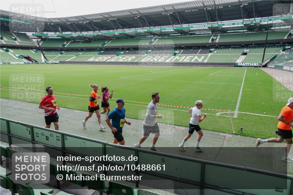 13.09.2026 - 21. swb-Marathon Bremen Michael Burmester http://msf.ph/oto/10488661 13.09.2026 10:32:05 Laufen im Stadion 10141, 10146, 10174, 10203, 10222, 10226, 10227, 10243, 10246, 10249, 10255, 10256, 10281, 10284, 10322, 10365, 10372, 10410, 10443, 10448, 10471, 10478, 10479, 10486, 10503, 10517, 10518, 10529, 10540, 10543, 10550, 10555, 10565, 10577, 10579, 10589, 10608, 10610, 10626, 10631, 10646, 10670, 10675, 10684, 10685, 10690, 10703, 10704, 10707, 10708, 10714, 10721, 10725, 10757, 10765, 10771, 10821, 10822, 10838, 10886, 11206, 11350 meine-sportfotos.de