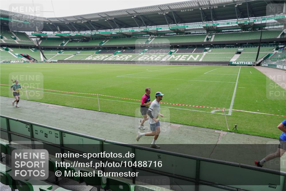 13.09.2026 - 21. swb-Marathon Bremen Michael Burmester http://msf.ph/oto/10488716 13.09.2026 10:33:21 Laufen im Stadion 10018, 10067, 10078, 10166, 10177, 10184, 10203, 10211, 10226, 10236, 10240, 10243, 10246, 10249, 10256, 10297, 10300, 10322, 10355, 10365, 10372, 10374, 10379, 10383, 10394, 10408, 10410, 10415, 10423, 10428, 10443, 10486, 10494, 10517, 10518, 10530, 10540, 10550, 10565, 10578, 10604, 10646, 10668, 10670, 10673, 10675, 10687, 10690, 10691, 10699, 10703, 10707, 10721, 10728, 10745, 10749, 10750, 10771, 10772, 10787, 10788, 10794, 10809, 10857 meine-sportfotos.de