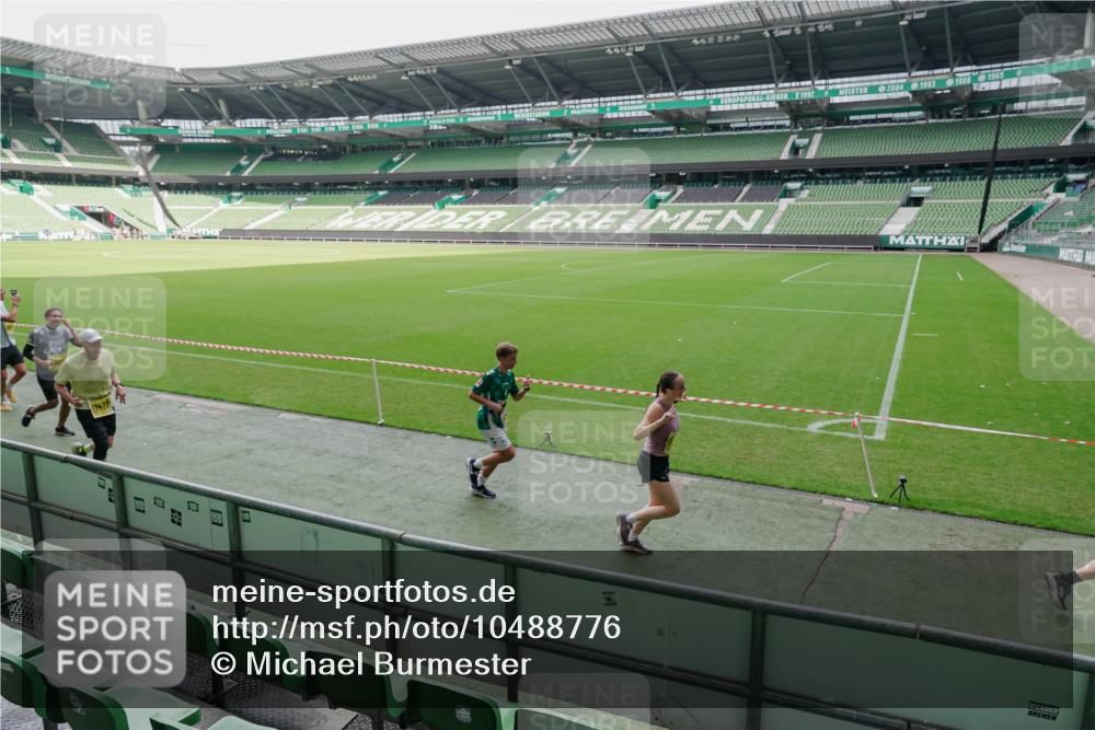 13.09.2026 - 21. swb-Marathon Bremen Michael Burmester http://msf.ph/oto/10488776 13.09.2026 10:34:34 Laufen im Stadion 10018, 10078, 10093, 10144, 10147, 10157, 10177, 10184, 10185, 10211, 10236, 10240, 10254, 10297, 10355, 10356, 10367, 10368, 10369, 10377, 10408, 10415, 10423, 10427, 10428, 10460, 10485, 10528, 10530, 10559, 10578, 10604, 10639, 10668, 10669, 10673, 10677, 10687, 10691, 10699, 10700, 10715, 10745, 10749, 10750, 10772, 10787, 10788, 10809, 10828, 10857, 10867, 10914, 10928, 11126, 11162, 11343, 11803, 10146, 10222, 10626 meine-sportfotos.de