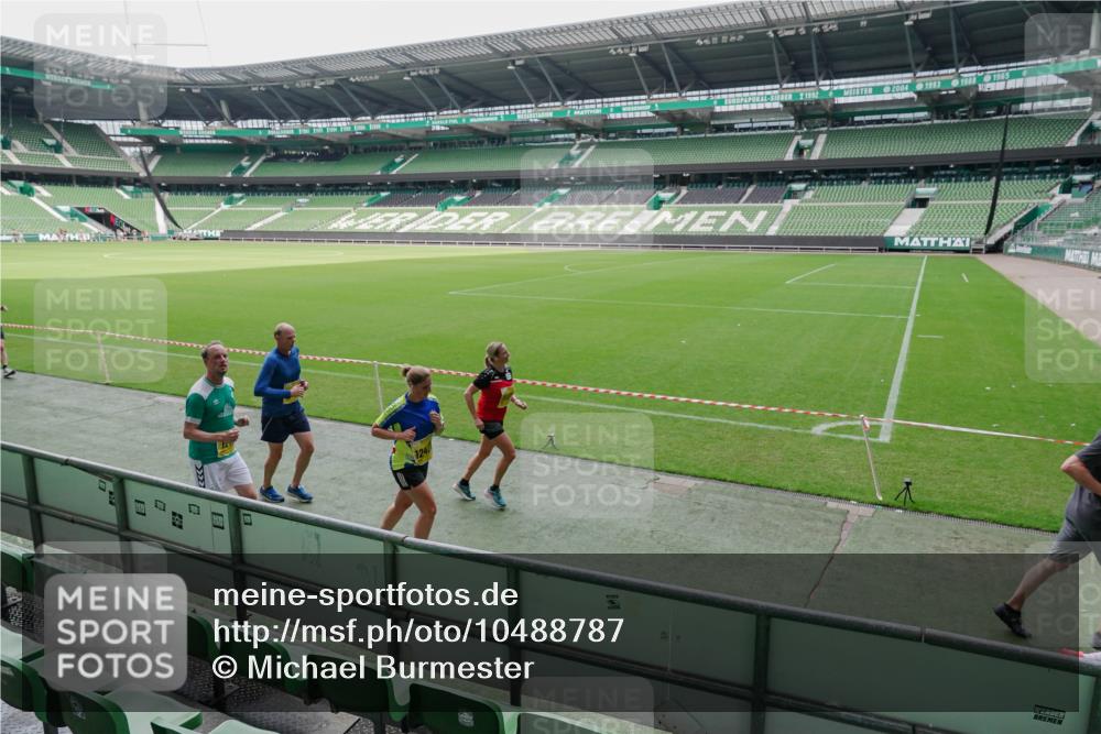 13.09.2026 - 21. swb-Marathon Bremen Michael Burmester http://msf.ph/oto/10488787 13.09.2026 10:34:46 Laufen im Stadion 10018, 10093, 10144, 10147, 10157, 10173, 10175, 10177, 10181, 10185, 10236, 10240, 10245, 10254, 10297, 10309, 10355, 10356, 10367, 10368, 10369, 10377, 10415, 10423, 10427, 10428, 10460, 10485, 10492, 10528, 10559, 10578, 10604, 10636, 10639, 10668, 10669, 10673, 10677, 10687, 10691, 10699, 10700, 10715, 10750, 10772, 10787, 10788, 10809, 10828, 10857, 10867, 10914, 10928, 11126, 11162, 11343, 11803, 10146, 10222, 10626 meine-sportfotos.de