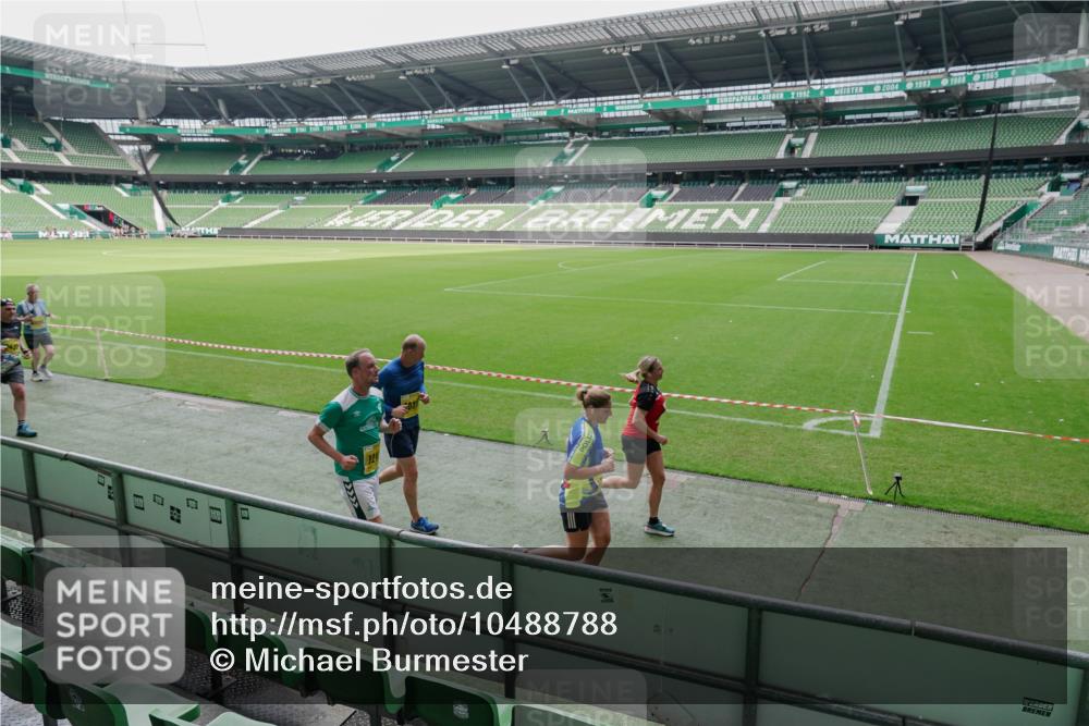 13.09.2026 - 21. swb-Marathon Bremen Michael Burmester http://msf.ph/oto/10488788 13.09.2026 10:34:47 Laufen im Stadion 10018, 10093, 10144, 10147, 10157, 10173, 10175, 10177, 10181, 10185, 10236, 10240, 10245, 10254, 10297, 10309, 10355, 10356, 10367, 10368, 10369, 10377, 10415, 10423, 10427, 10428, 10460, 10485, 10492, 10528, 10559, 10578, 10604, 10636, 10639, 10668, 10669, 10673, 10677, 10687, 10691, 10699, 10700, 10715, 10772, 10787, 10788, 10809, 10828, 10857, 10867, 10914, 10928, 11126, 11162, 11343, 11803, 10146, 10222, 10626 meine-sportfotos.de
