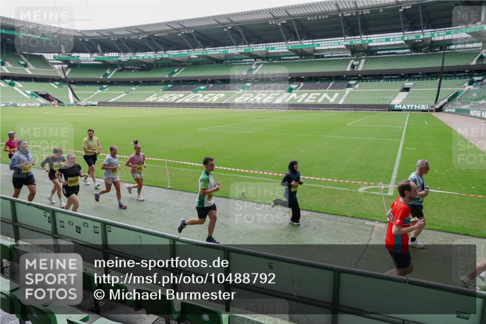 13.09.2026 - 21. swb-Marathon Bremen Michael Burmester http://msf.ph/oto/10488792 13.09.2026 10:34:52 Laufen im Stadion 10018, 10093, 10144, 10147, 10157, 10173, 10175, 10177, 10181, 10185, 10236, 10240, 10245, 10254, 10297, 10309, 10355, 10356, 10367, 10368, 10369, 10377, 10415, 10423, 10427, 10428, 10460, 10485, 10492, 10528, 10559, 10578, 10604, 10636, 10639, 10668, 10669, 10677, 10687, 10691, 10699, 10700, 10715, 10772, 10787, 10788, 10809, 10828, 10857, 10867, 10914, 10928, 11126, 11162, 11343, 11803, 10146, 10222, 10626 meine-sportfotos.de
