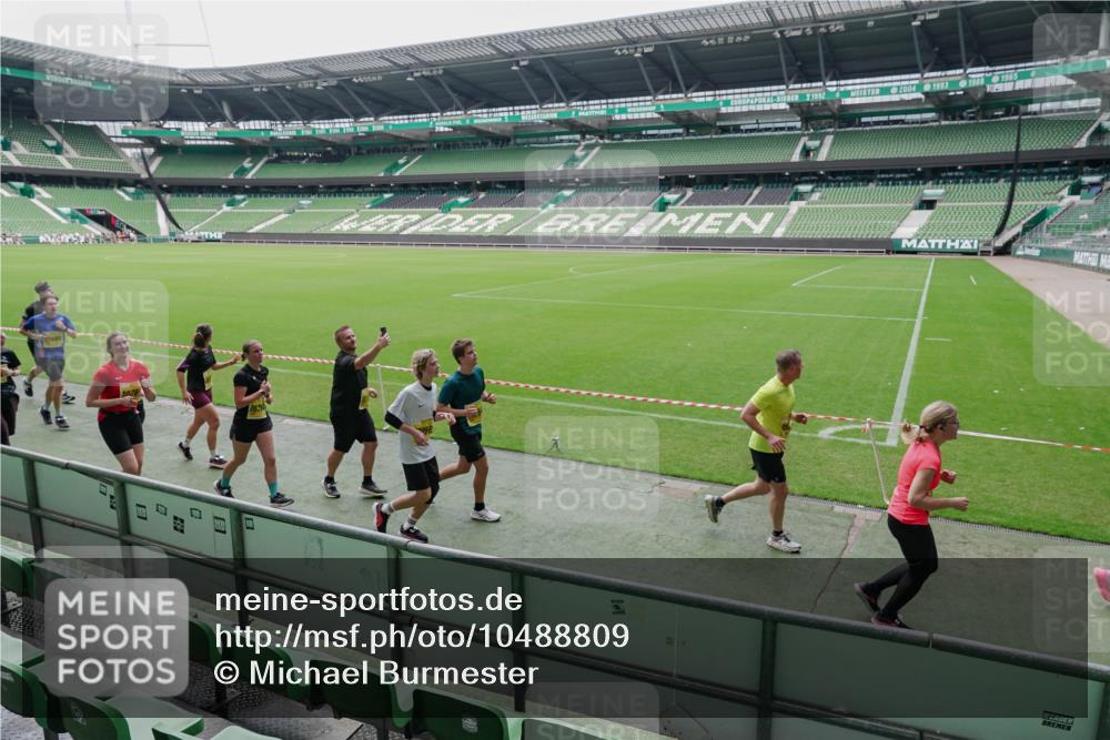 13.09.2026 - 21. swb-Marathon Bremen Michael Burmester http://msf.ph/oto/10488809 13.09.2026 10:35:13 Laufen im Stadion 10093, 10144, 10147, 10152, 10157, 10173, 10175, 10177, 10181, 10182, 10185, 10195, 10240, 10245, 10254, 10306, 10309, 10355, 10356, 10357, 10367, 10368, 10369, 10377, 10409, 10415, 10427, 10460, 10473, 10477, 10485, 10492, 10528, 10559, 10604, 10617, 10636, 10639, 10668, 10669, 10671, 10672, 10677, 10691, 10699, 10700, 10715, 10772, 10828, 10857, 10867, 10914, 10928, 11126, 11162, 11343, 11803, 10146, 10222, 10626 meine-sportfotos.de