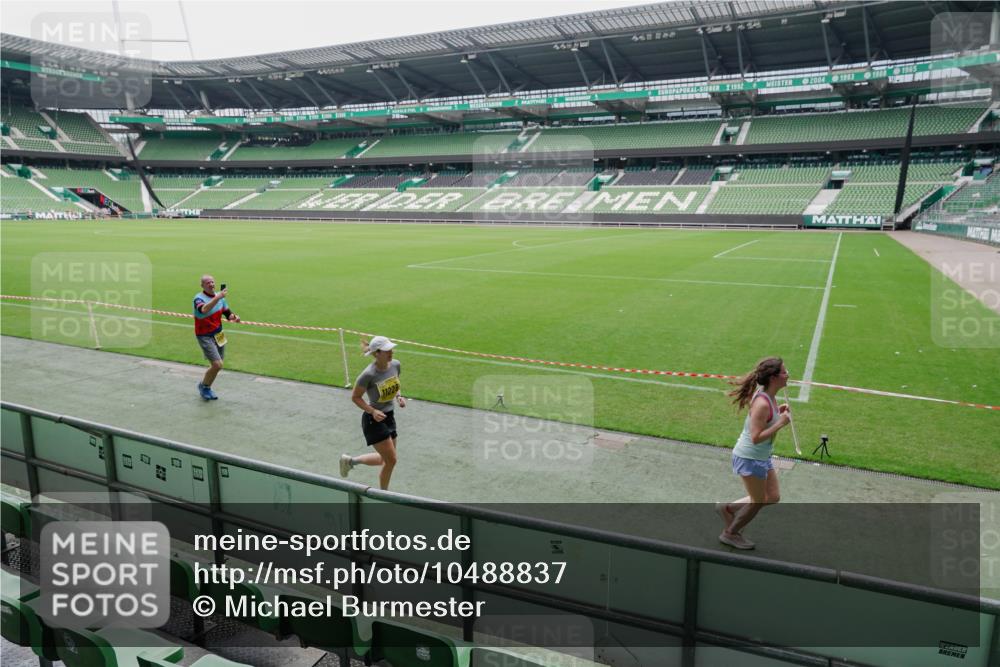 13.09.2026 - 21. swb-Marathon Bremen Michael Burmester http://msf.ph/oto/10488837 13.09.2026 10:35:47 Laufen im Stadion 10093, 10144, 10147, 10152, 10157, 10160, 10173, 10175, 10181, 10182, 10185, 10187, 10195, 10245, 10251, 10263, 10272, 10275, 10278, 10291, 10306, 10309, 10338, 10356, 10357, 10367, 10368, 10369, 10377, 10382, 10403, 10409, 10411, 10420, 10427, 10439, 10473, 10477, 10481, 10485, 10492, 10528, 10531, 10559, 10560, 10569, 10607, 10617, 10636, 10639, 10669, 10671, 10672, 10677, 10715, 10828, 10914, 10928, 11162, 11343, 11803, 10146, 10222, 10626 meine-sportfotos.de