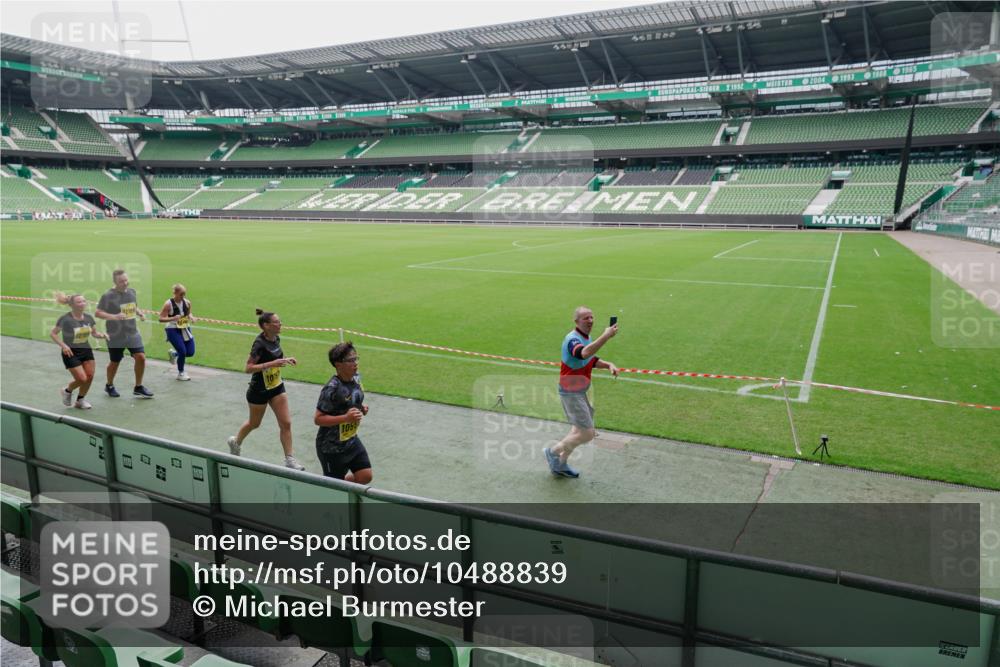 13.09.2026 - 21. swb-Marathon Bremen Michael Burmester http://msf.ph/oto/10488839 13.09.2026 10:35:49 Laufen im Stadion 10093, 10144, 10147, 10152, 10157, 10160, 10173, 10175, 10181, 10182, 10185, 10187, 10195, 10245, 10251, 10263, 10272, 10275, 10278, 10291, 10306, 10309, 10338, 10356, 10357, 10367, 10368, 10369, 10377, 10382, 10403, 10409, 10411, 10420, 10427, 10429, 10439, 10473, 10477, 10481, 10485, 10492, 10528, 10531, 10559, 10560, 10569, 10607, 10617, 10636, 10639, 10669, 10671, 10672, 10677, 10715, 10928, 11162, 11343, 11803, 10146, 10222, 10626 meine-sportfotos.de