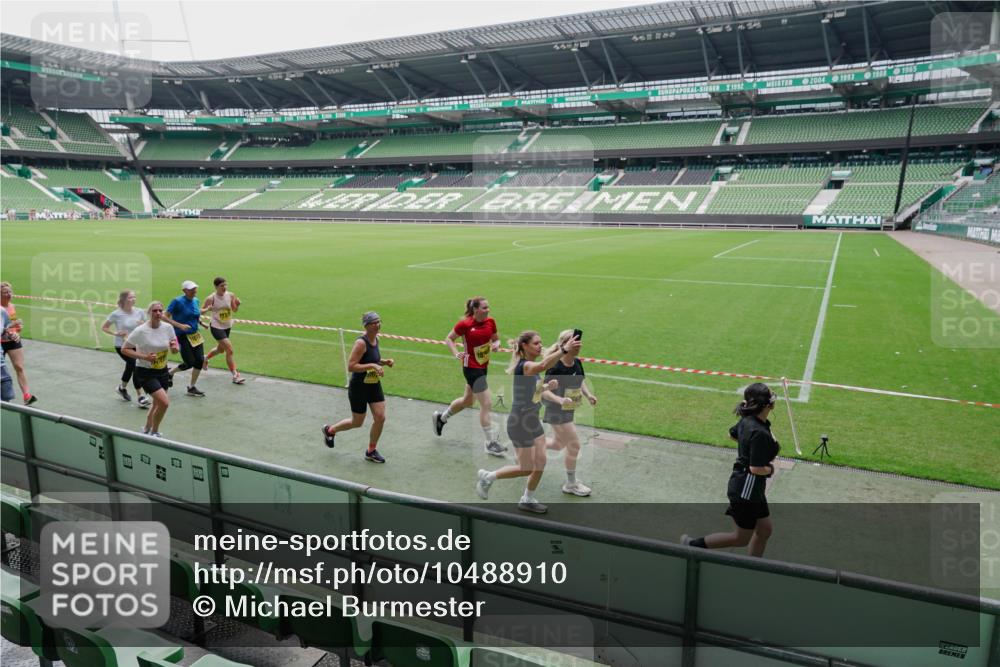 13.09.2026 - 21. swb-Marathon Bremen Michael Burmester http://msf.ph/oto/10488910 13.09.2026 10:36:55 Laufen im Stadion 10090, 10091, 10092, 10150, 10152, 10153, 10154, 10160, 10181, 10182, 10186, 10187, 10195, 10198, 10237, 10251, 10257, 10263, 10272, 10273, 10274, 10275, 10278, 10283, 10291, 10296, 10306, 10309, 10315, 10323, 10327, 10331, 10332, 10338, 10357, 10382, 10390, 10403, 10409, 10411, 10420, 10429, 10439, 10444, 10473, 10477, 10481, 10497, 10500, 10516, 10531, 10560, 10569, 10598, 10607, 10613, 10617, 10633, 10636, 10647, 10648, 10659, 10663, 10671, 10672, 10674 meine-sportfotos.de