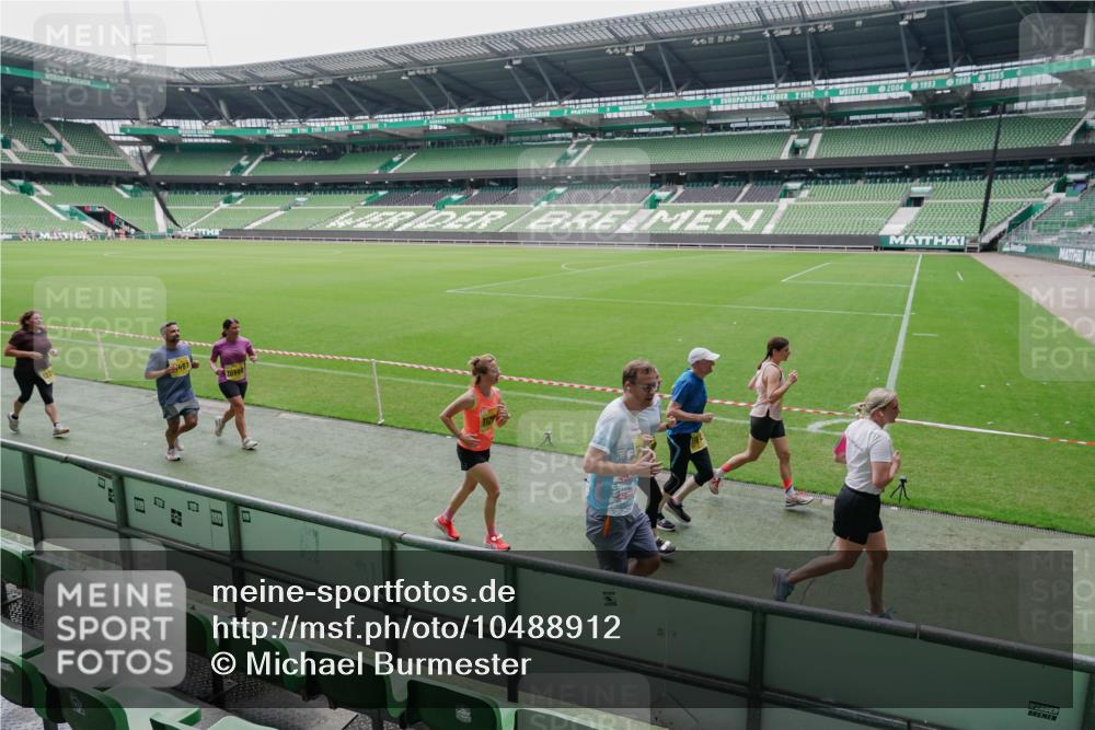13.09.2026 - 21. swb-Marathon Bremen Michael Burmester http://msf.ph/oto/10488912 13.09.2026 10:36:57 Laufen im Stadion 10090, 10091, 10092, 10150, 10152, 10153, 10154, 10160, 10181, 10182, 10186, 10187, 10195, 10198, 10237, 10251, 10257, 10263, 10272, 10273, 10274, 10275, 10278, 10283, 10291, 10296, 10306, 10315, 10323, 10327, 10331, 10332, 10338, 10357, 10382, 10390, 10403, 10409, 10411, 10420, 10429, 10439, 10444, 10473, 10477, 10481, 10497, 10500, 10516, 10531, 10560, 10569, 10598, 10607, 10613, 10617, 10633, 10636, 10647, 10648, 10659, 10663, 10671, 10672, 10674 meine-sportfotos.de