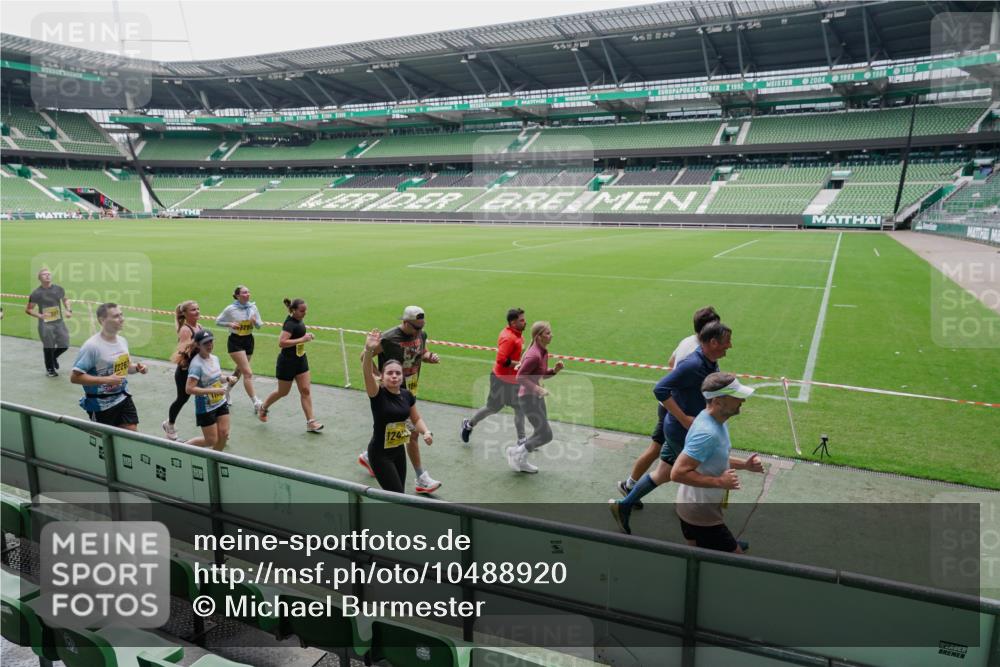 13.09.2026 - 21. swb-Marathon Bremen Michael Burmester http://msf.ph/oto/10488920 13.09.2026 10:37:11 Laufen im Stadion 10090, 10091, 10092, 10150, 10152, 10153, 10154, 10160, 10186, 10187, 10198, 10237, 10251, 10257, 10263, 10272, 10273, 10274, 10275, 10278, 10283, 10291, 10296, 10306, 10315, 10323, 10327, 10331, 10332, 10338, 10357, 10370, 10375, 10376, 10382, 10390, 10403, 10411, 10420, 10429, 10432, 10439, 10444, 10473, 10481, 10488, 10497, 10500, 10516, 10531, 10560, 10569, 10598, 10607, 10613, 10633, 10647, 10648, 10654, 10659, 10663, 10671, 10672, 10674 meine-sportfotos.de