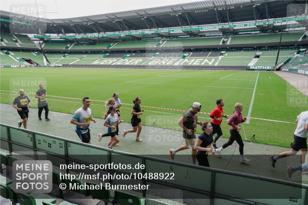 13.09.2026 - 21. swb-Marathon Bremen Michael Burmester http://msf.ph/oto/10488922 13.09.2026 10:37:12 Laufen im Stadion 10090, 10091, 10092, 10150, 10152, 10153, 10154, 10160, 10186, 10187, 10198, 10237, 10251, 10257, 10263, 10272, 10273, 10274, 10275, 10278, 10283, 10291, 10296, 10306, 10315, 10323, 10327, 10331, 10332, 10338, 10357, 10370, 10375, 10376, 10382, 10390, 10403, 10411, 10420, 10429, 10432, 10439, 10444, 10473, 10481, 10488, 10497, 10500, 10516, 10531, 10560, 10569, 10598, 10607, 10613, 10633, 10647, 10648, 10654, 10659, 10663, 10671, 10672, 10674 meine-sportfotos.de