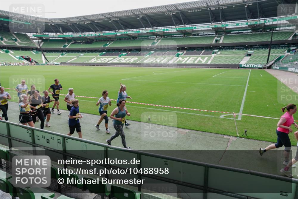 13.09.2026 - 21. swb-Marathon Bremen Michael Burmester http://msf.ph/oto/10488958 13.09.2026 10:37:56 Laufen im Stadion 10090, 10091, 10092, 10150, 10153, 10154, 10168, 10186, 10188, 10190, 10198, 10205, 10237, 10257, 10259, 10260, 10273, 10274, 10283, 10296, 10305, 10315, 10323, 10327, 10331, 10332, 10370, 10375, 10376, 10390, 10429, 10432, 10444, 10465, 10488, 10497, 10500, 10516, 10526, 10598, 10613, 10633, 10645, 10647, 10648, 10654, 10659, 10661, 10663, 10674, 10681, 10682, 10695, 10697, 10802, 10823 meine-sportfotos.de