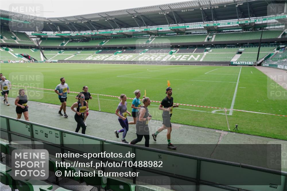 13.09.2026 - 21. swb-Marathon Bremen Michael Burmester http://msf.ph/oto/10488982 13.09.2026 10:38:22 Laufen im Stadion 10090, 10091, 10150, 10168, 10186, 10188, 10190, 10204, 10205, 10238, 10259, 10260, 10273, 10274, 10283, 10305, 10315, 10323, 10327, 10331, 10332, 10360, 10363, 10364, 10370, 10375, 10376, 10404, 10432, 10444, 10457, 10465, 10469, 10488, 10516, 10526, 10595, 10598, 10630, 10645, 10654, 10659, 10661, 10663, 10674, 10681, 10682, 10686, 10695, 10697, 10802, 10823 meine-sportfotos.de