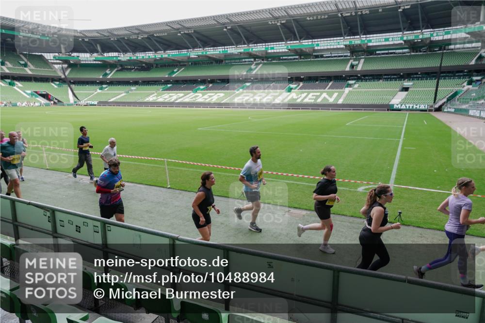 13.09.2026 - 21. swb-Marathon Bremen Michael Burmester http://msf.ph/oto/10488984 13.09.2026 10:38:23 Laufen im Stadion 10090, 10091, 10139, 10150, 10168, 10186, 10188, 10190, 10204, 10205, 10238, 10259, 10260, 10273, 10274, 10283, 10305, 10315, 10323, 10327, 10360, 10363, 10364, 10370, 10375, 10376, 10404, 10432, 10444, 10457, 10465, 10469, 10488, 10516, 10526, 10595, 10598, 10630, 10645, 10654, 10659, 10661, 10663, 10674, 10681, 10682, 10686, 10695, 10697, 10802, 10823 meine-sportfotos.de