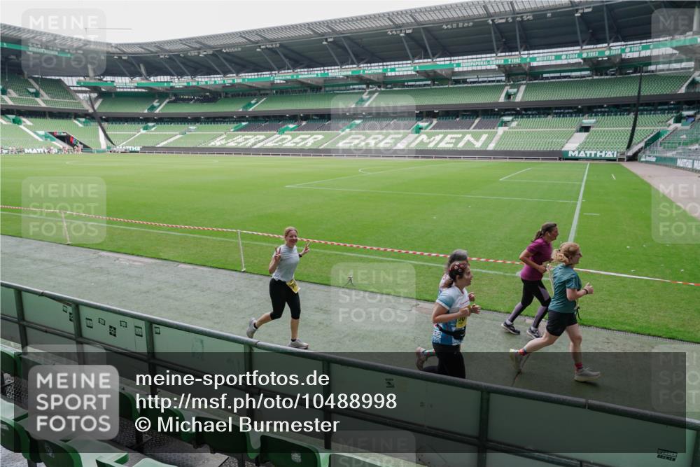 13.09.2026 - 21. swb-Marathon Bremen Michael Burmester http://msf.ph/oto/10488998 13.09.2026 10:38:33 Laufen im Stadion 10090, 10091, 10135, 10139, 10150, 10168, 10188, 10190, 10204, 10205, 10238, 10259, 10260, 10273, 10274, 10283, 10305, 10315, 10323, 10360, 10363, 10364, 10370, 10375, 10376, 10378, 10404, 10432, 10444, 10457, 10465, 10469, 10488, 10505, 10510, 10511, 10516, 10526, 10595, 10598, 10609, 10630, 10645, 10654, 10661, 10662, 10663, 10664, 10674, 10681, 10682, 10686, 10695, 10697, 10802, 10823 meine-sportfotos.de