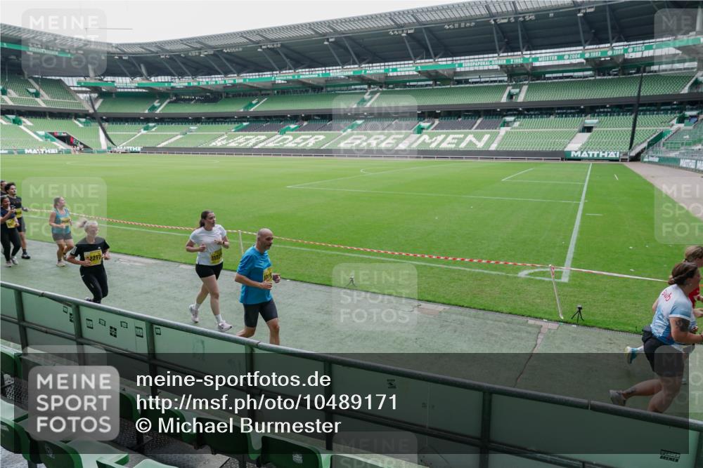 13.09.2026 - 21. swb-Marathon Bremen Michael Burmester http://msf.ph/oto/10489171 13.09.2026 10:41:47 Laufen im Stadion 10148, 10155, 10163, 10247, 10313, 10330, 10354, 10395, 10396, 10399, 10406, 10414, 10419, 10422, 10424, 10435, 10455, 10461, 10462, 10483, 10490, 10519, 10527, 10545, 10546, 10547, 10582, 10586, 10611, 10644, 10665, 10694, 10705, 10706, 10719, 10722, 10752, 10766, 10768, 10776, 10804, 10854, 10859, 10889, 10909, 10963, 10977, 11026, 11027, 11041, 11043, 11078, 11084, 11085, 11090, 11097, 11098, 11140, 11192, 11239 meine-sportfotos.de