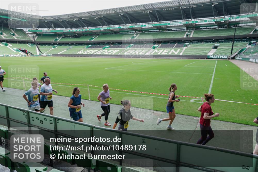 13.09.2026 - 21. swb-Marathon Bremen Michael Burmester http://msf.ph/oto/10489178 13.09.2026 10:41:55 Laufen im Stadion 10148, 10155, 10163, 10247, 10303, 10313, 10330, 10354, 10395, 10396, 10399, 10414, 10419, 10422, 10424, 10455, 10461, 10462, 10483, 10490, 10519, 10527, 10545, 10546, 10547, 10586, 10611, 10644, 10665, 10694, 10705, 10706, 10719, 10722, 10752, 10766, 10768, 10776, 10804, 10854, 10859, 10889, 10909, 10963, 10977, 11026, 11027, 11041, 11043, 11078, 11084, 11085, 11090, 11097, 11098, 11140, 11192, 11239 meine-sportfotos.de